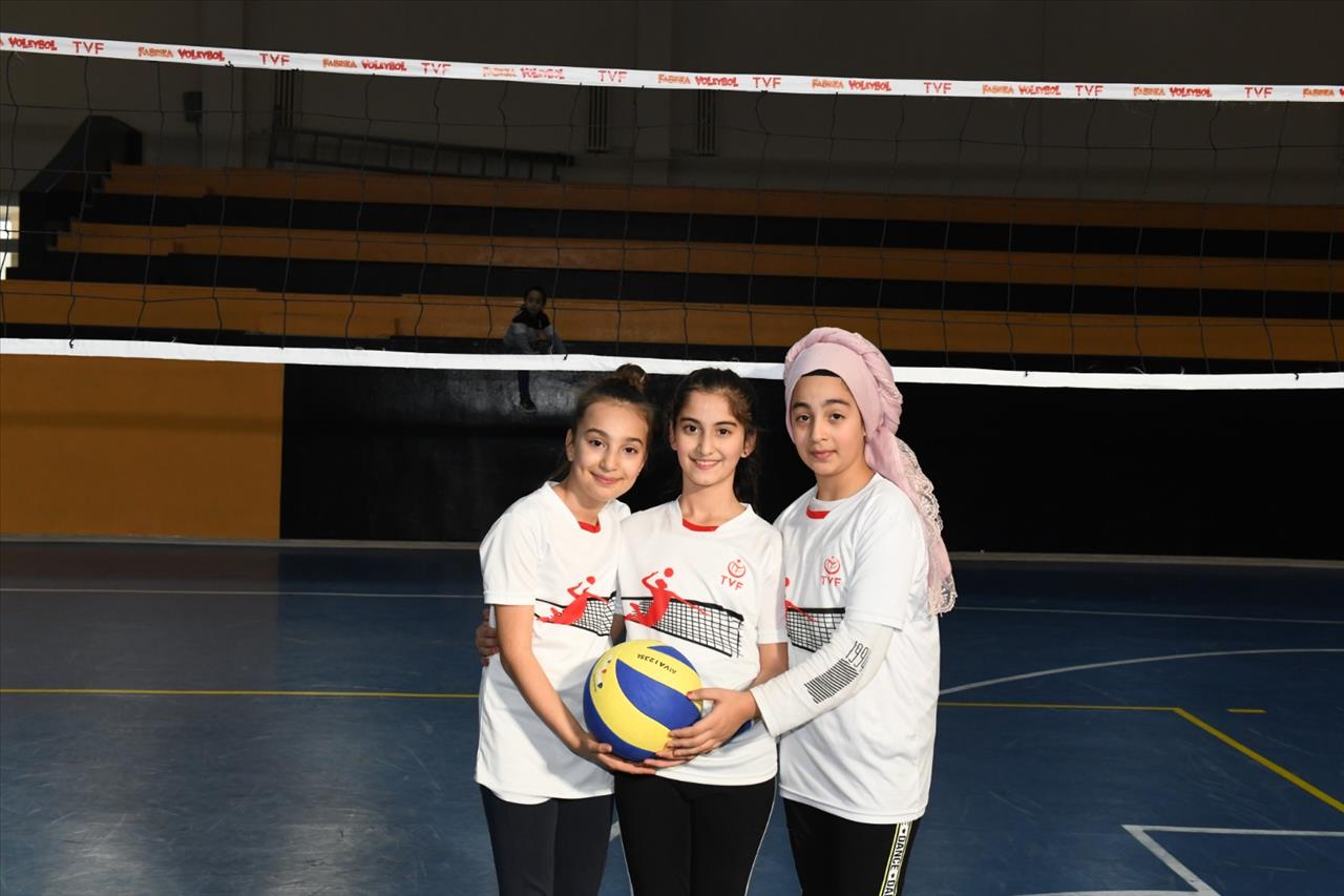 Usta Voleybolcular Esenyurt’ta Yetişiyor