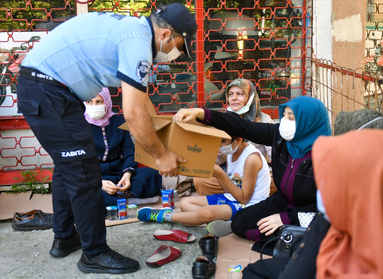 Esenyurt’ta Yks Öncesi Öğrenci Ve Velilere İkram