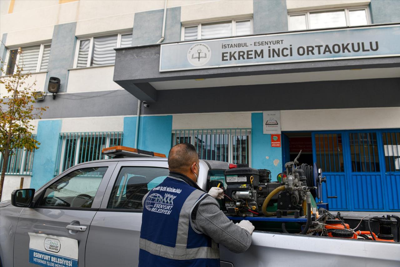 Esenyurt’ta Okullar Titizlikle İlaçlanıyor