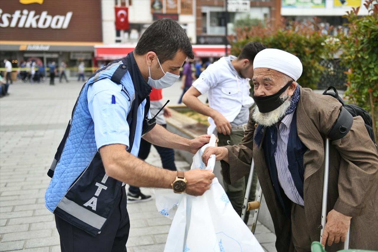 Esenyurt Belediyesi Cuma Namazı Öncesi Tek Kullanımlık Seccade Dağıttı