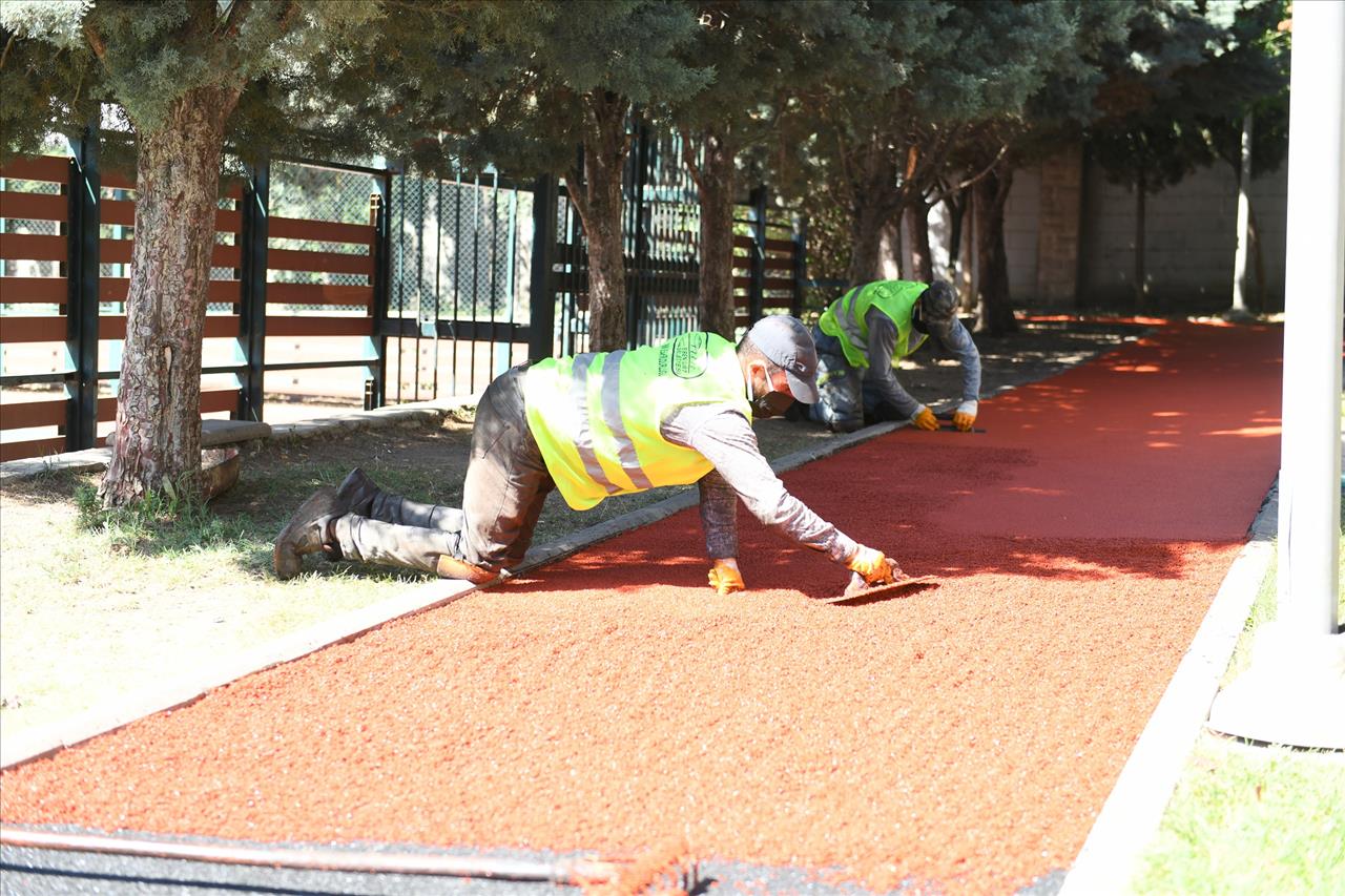 Parklardaki Yürüyüş Yolları Ve Spor Sahaları Yenileniyor