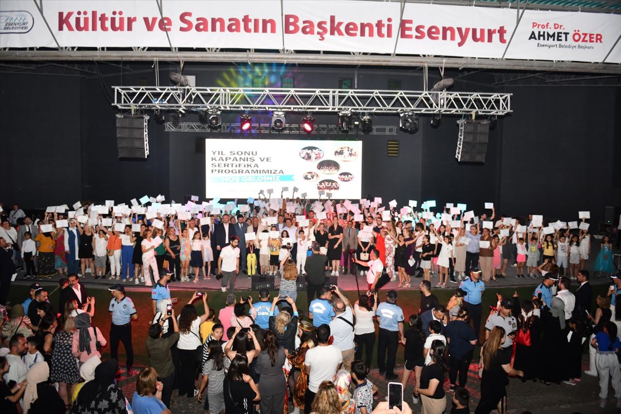 Esenyurt’ta Açık Hava Tiyatrosunda Eğlenceli Saatler: Türküler Söylendi, Halaylar Çekildi