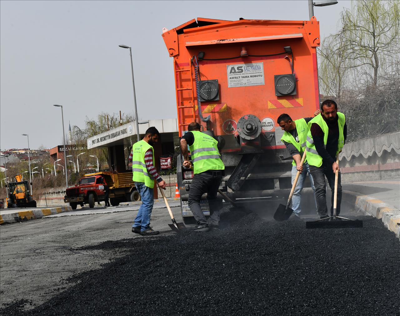 Esenyurt’ta Yollar Yenilenmeye Devam Ediyor