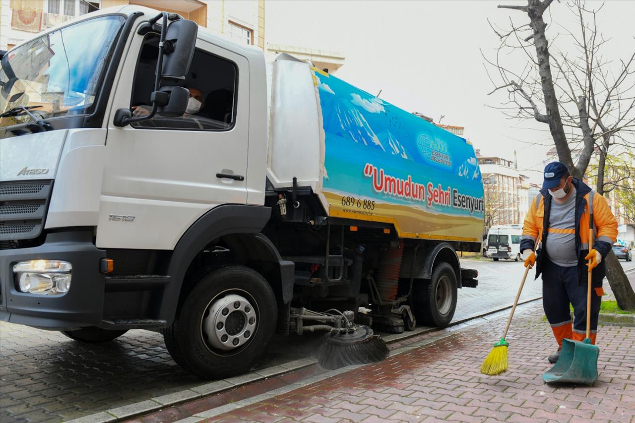 Esenyurt’ta Cadde Ve Sokaklar Yıkanıyor