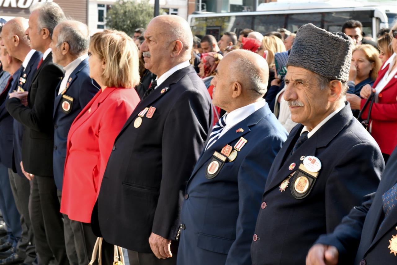 Esenyurt’ta Çelenk Sunma Töreni Gerçekleşti