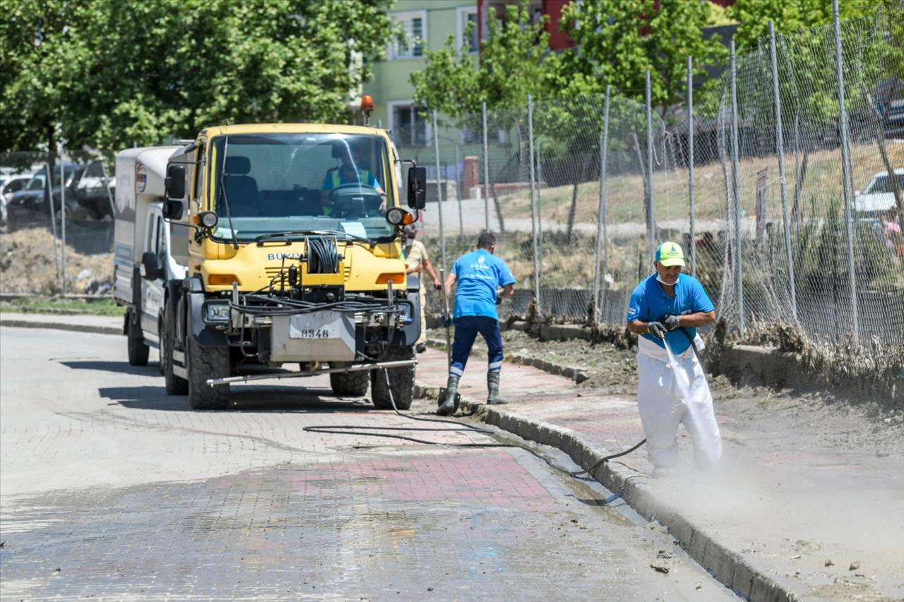 Esenyurt’ta Bodrum Katlarındaki Çamur Ve Balçık Temizlendi