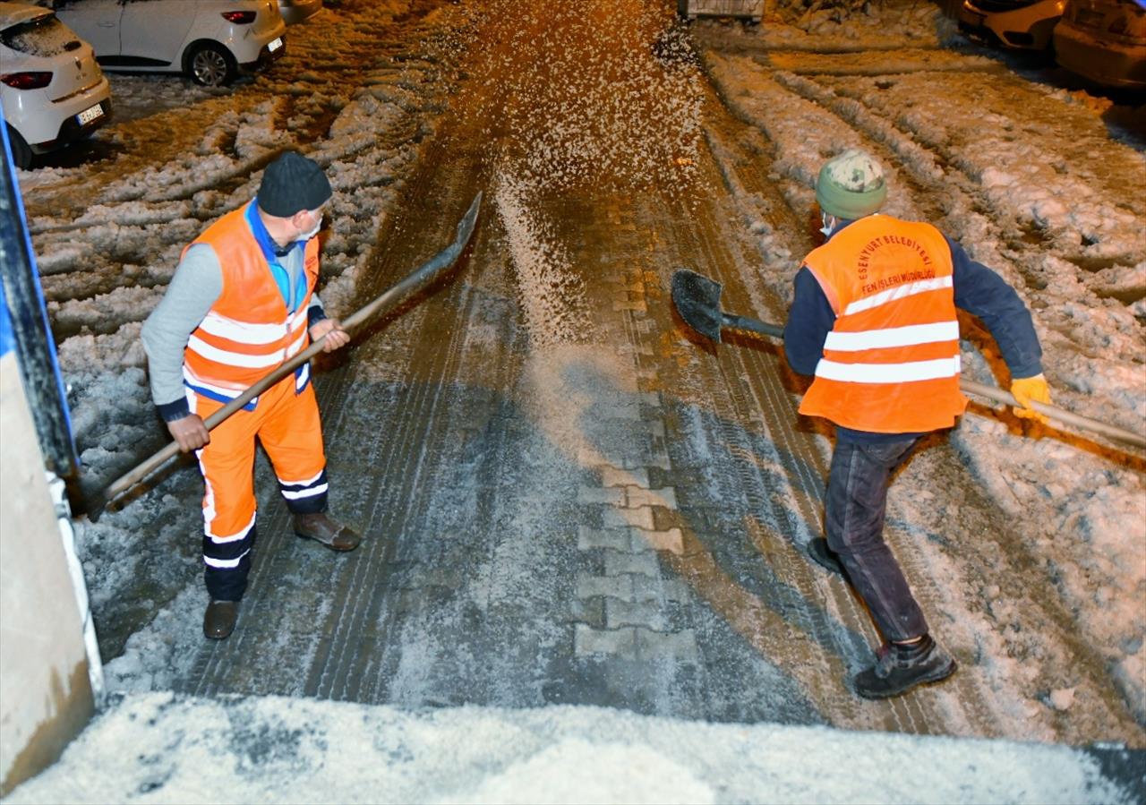 Esenyurt’ta Kışla Mücadele Ekiplerinin Çalışmaları Devam Ediyor