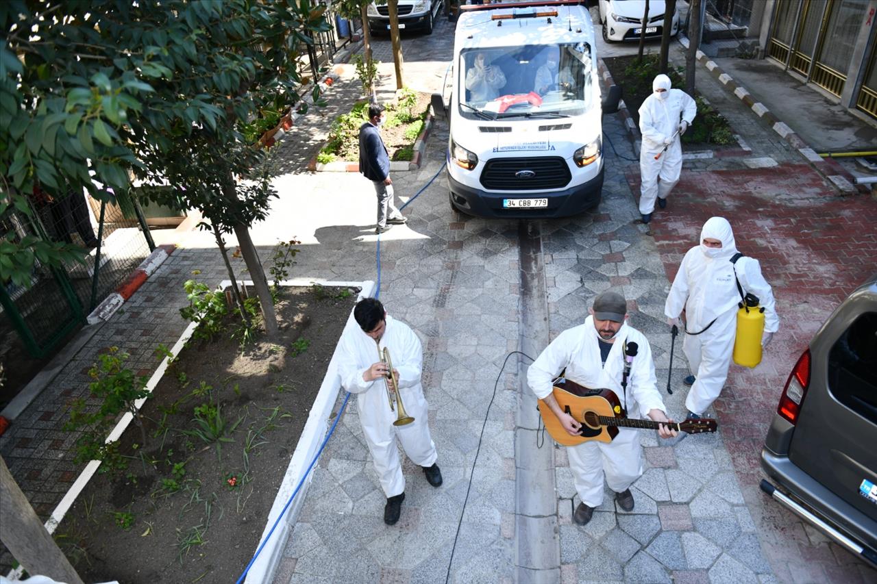 Esenyurt Belediyesi Ekipleri Hem Çaldı Söylesi Hem De Dezenfeksiyon Yaptı