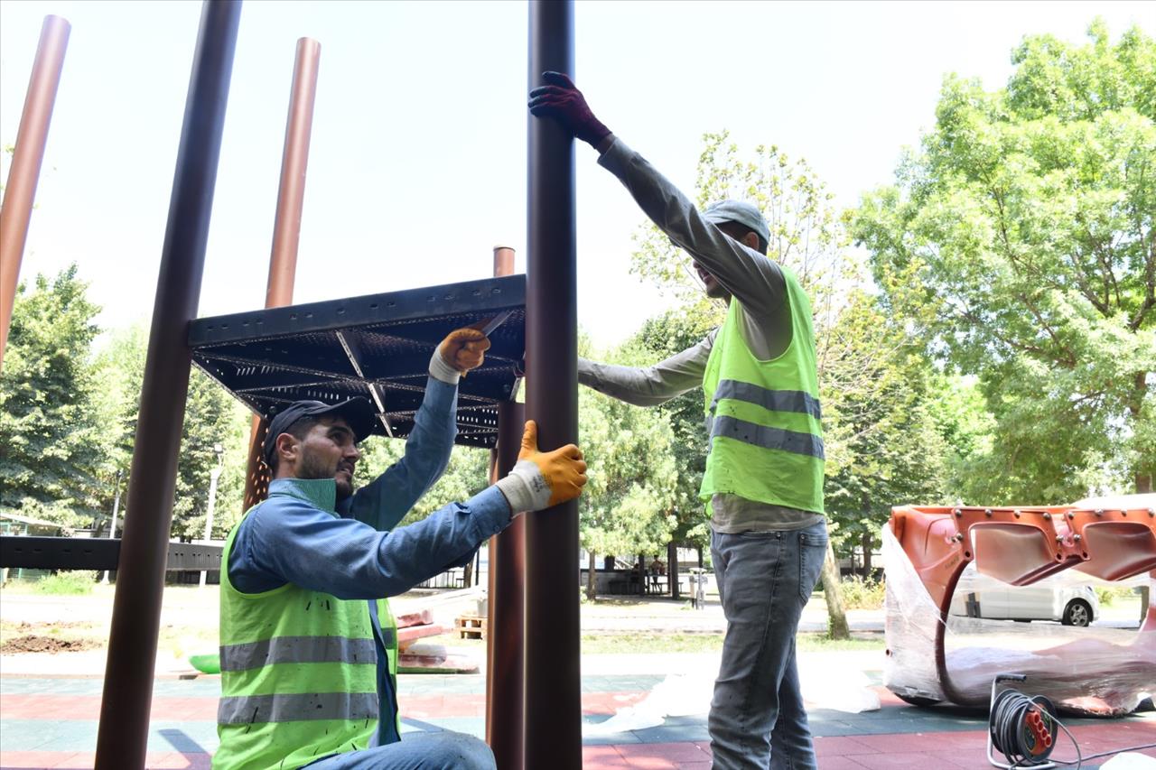 İlçe Genelindeki Parklar Yenileniyor