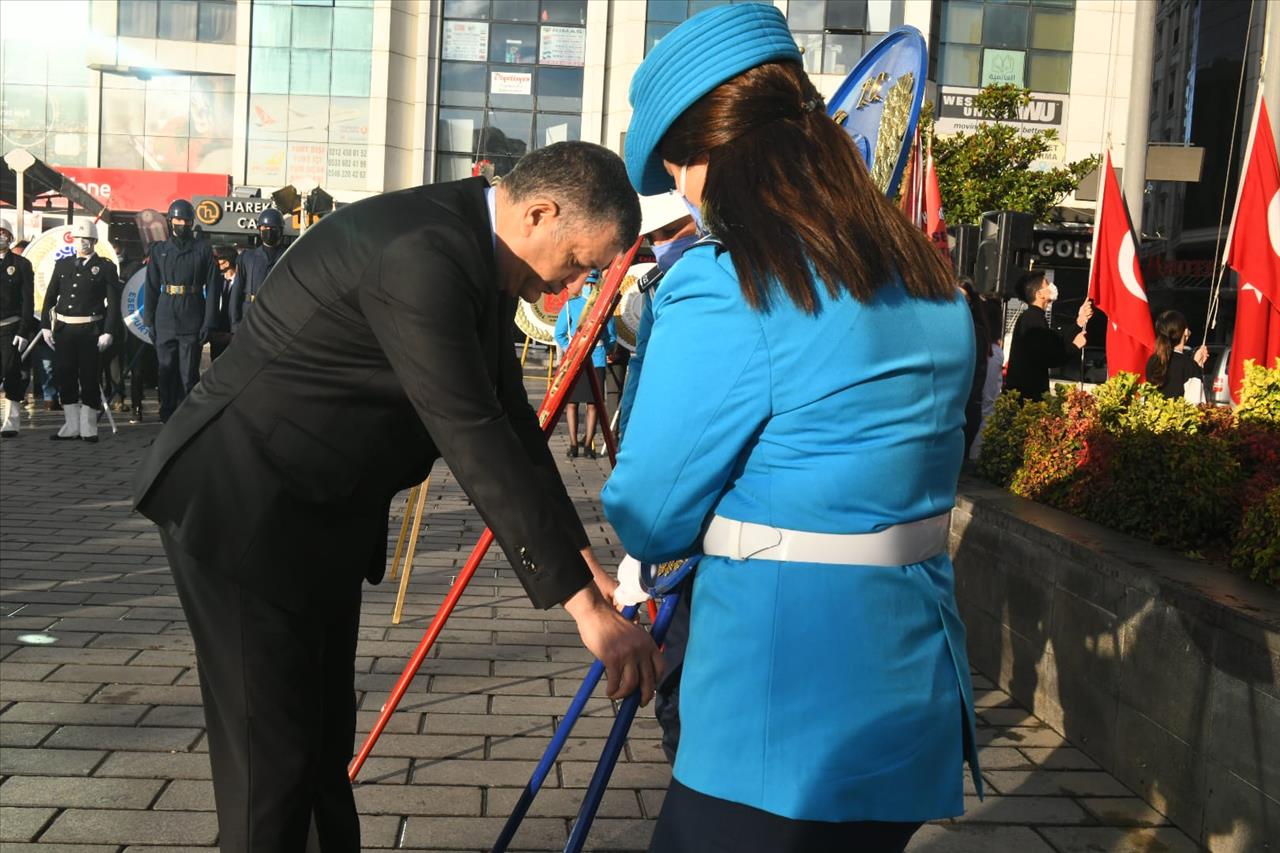 Esenyurt’ta 10 Kasım Atatürk’ü Anma Ve Çelenk Koyma Töreni