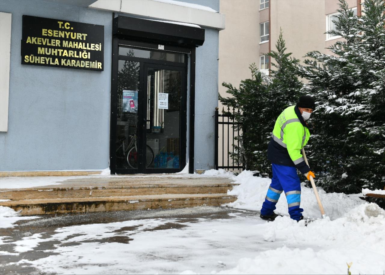 Esenyurt’ta Kamu Kurumlarının Çevresi Sürekli Temizleniyor 