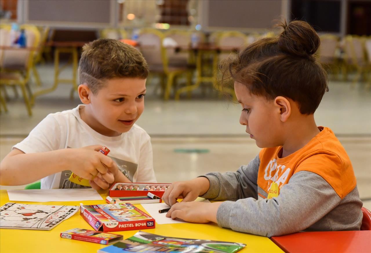 Esenyurt Belediyesi “Okuyan Bir Gelecek” Etkinliği İle Geleceğe Işık Tutuyor