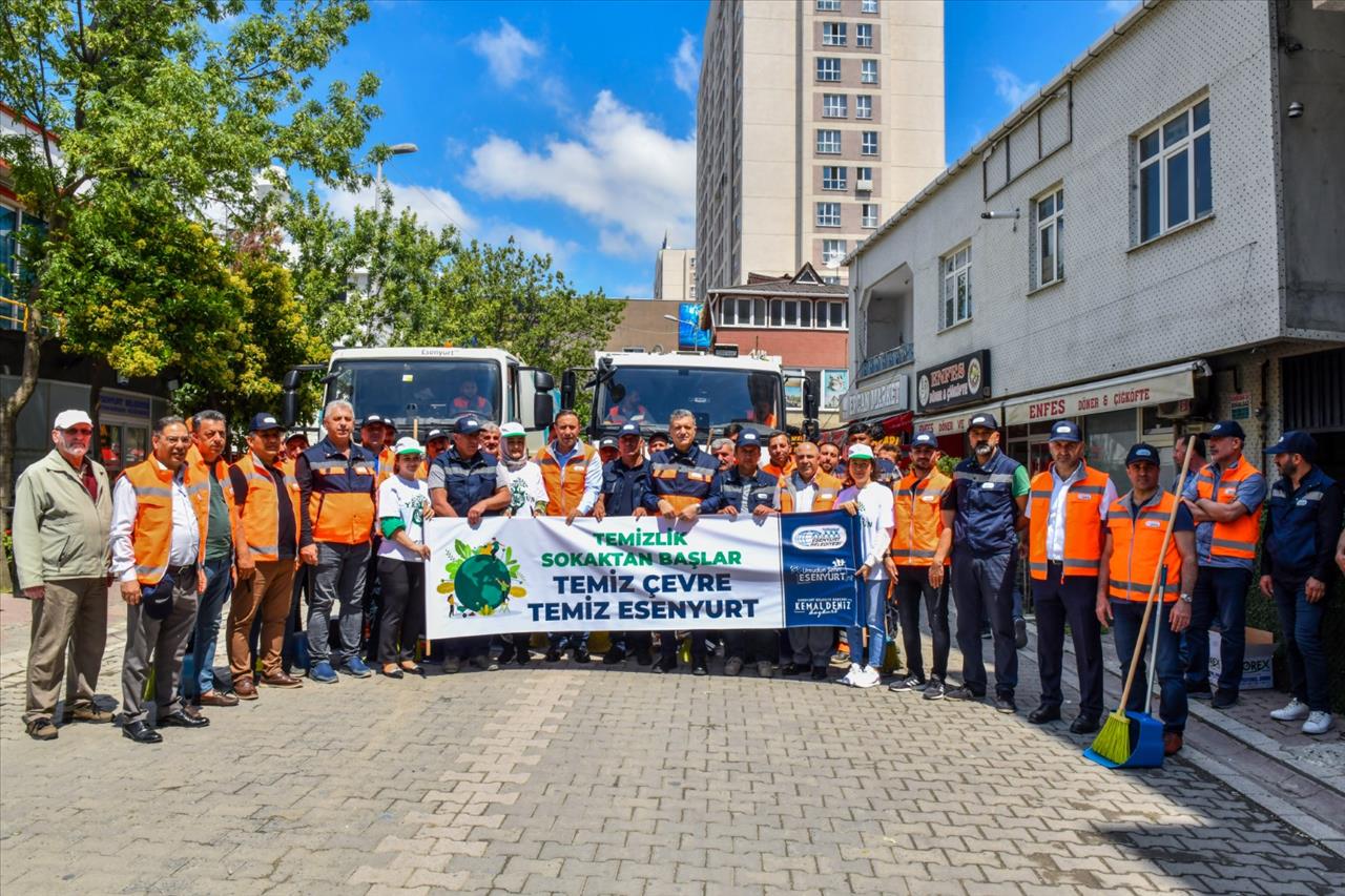 Başkan Bozkurt Farkındalık İçin Sokakları Süpürdü