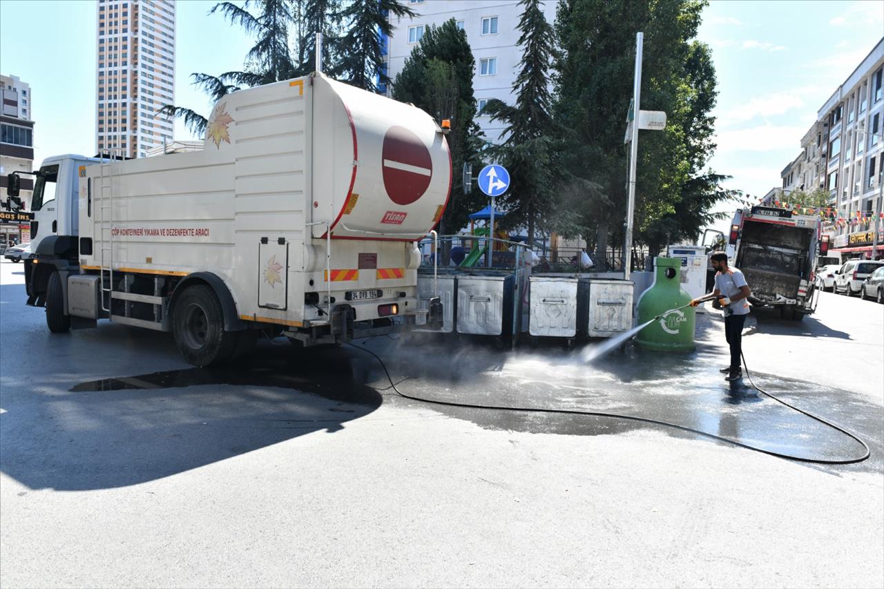 Esenyurt'ta Temizlik Seferberliği: Çöp Konteynerleri Yenileniyor ve Dezenfekte Ediliyor