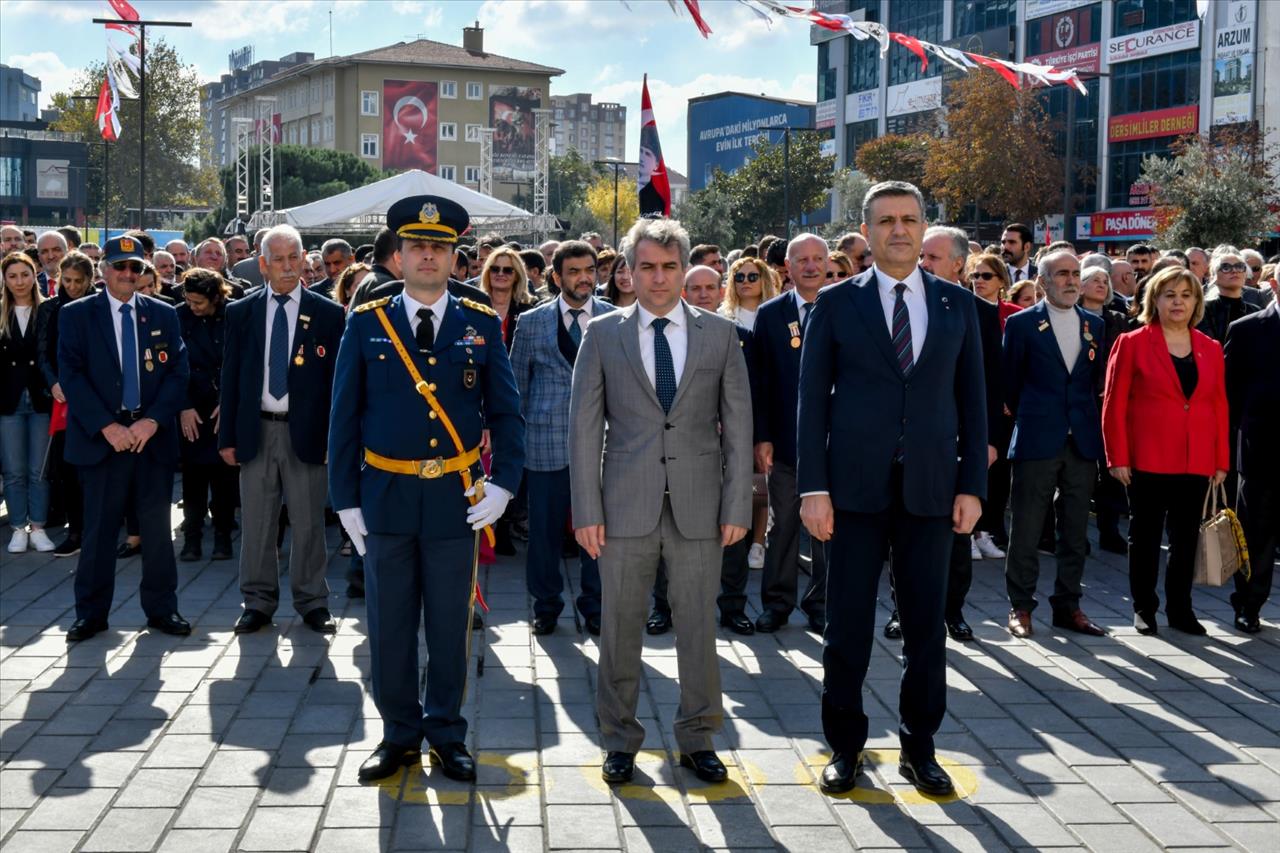 Esenyurt’ta Çelenk Sunma Töreni Gerçekleşti