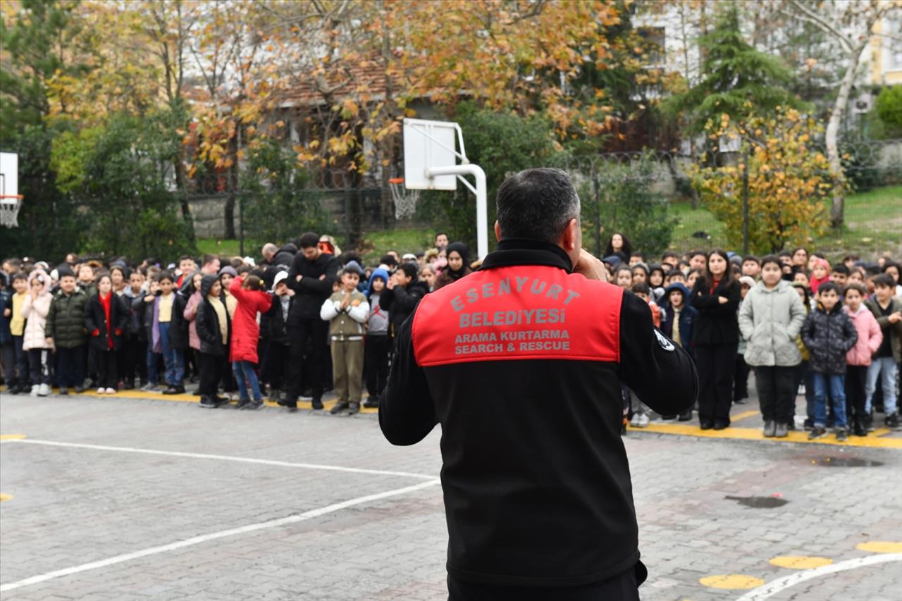 60 Bin Öğrenciye Deprem Bilinci Eğitimi