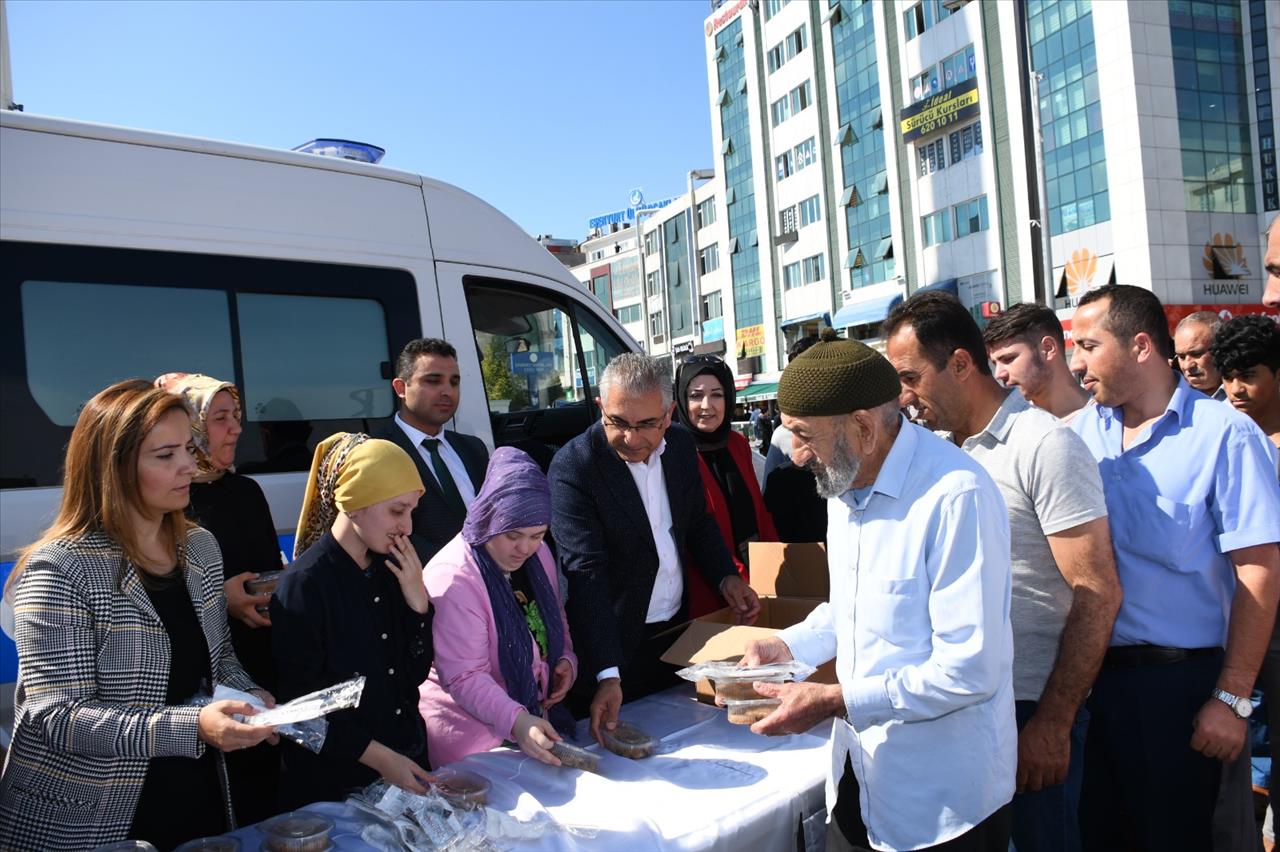 Esenyurt’ta Engelli Öğrencilerden Aşure İkramı