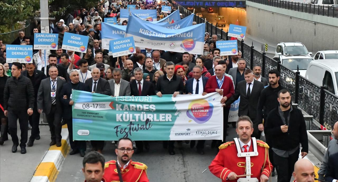 Kardeş Kültürler Festivali Kardeşlik Halaylarıyla Başladı