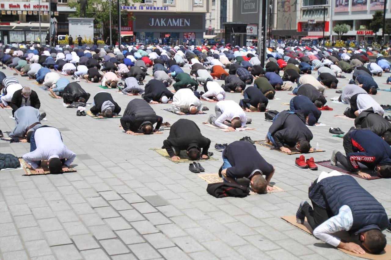 74 Gün Sonra İlk Cuma Namazı Esenyurt Meydanı’nda Kılındı