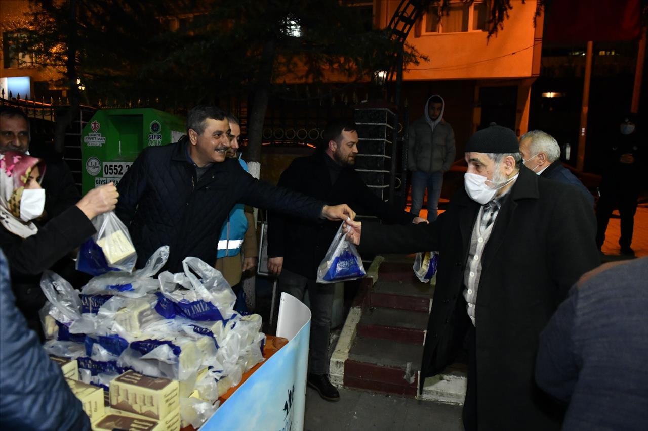 Esenyurt Belediyesi’nden Kandil Simidi İkramı