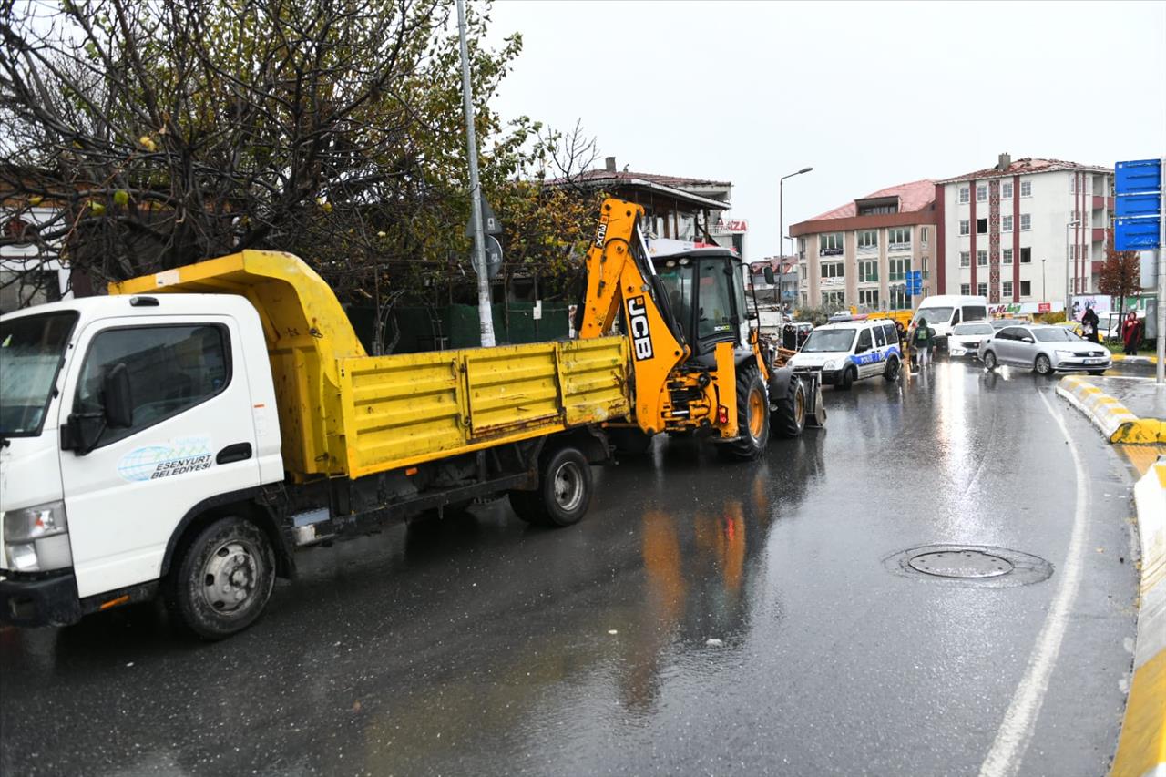 Esenyurt, Fırtına Sonrası Yaralarını Sarıyor