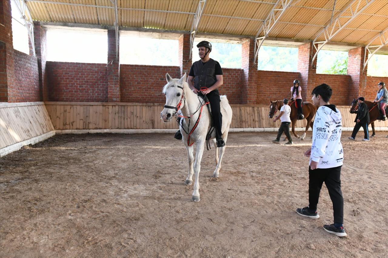 Esenyurtlu Gençler Gençlik Kampı’nda Doyasıya Eğlendi