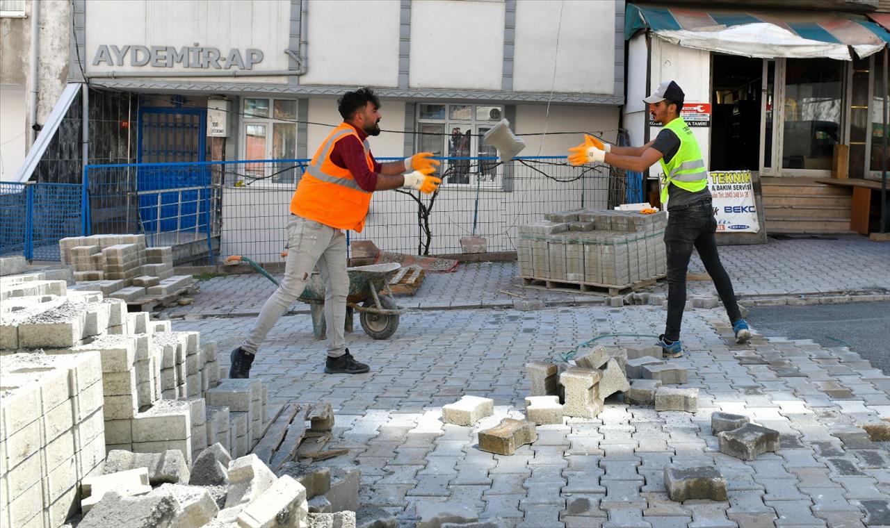 Esenyurt Belediyesi Yolları Güzelleştirmeye Devam Ediyor