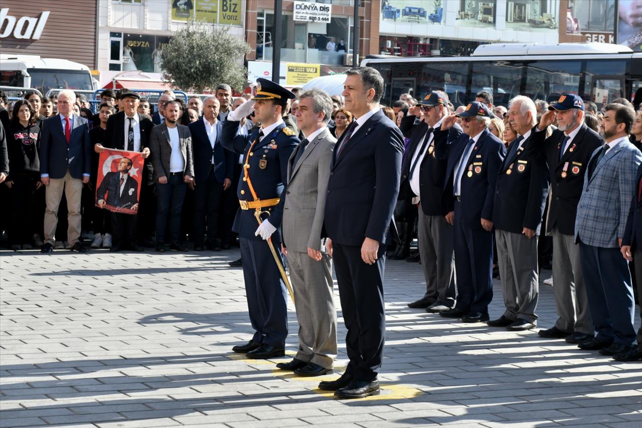 Esenyurt’ta Çelenk Sunma Töreni Gerçekleşti