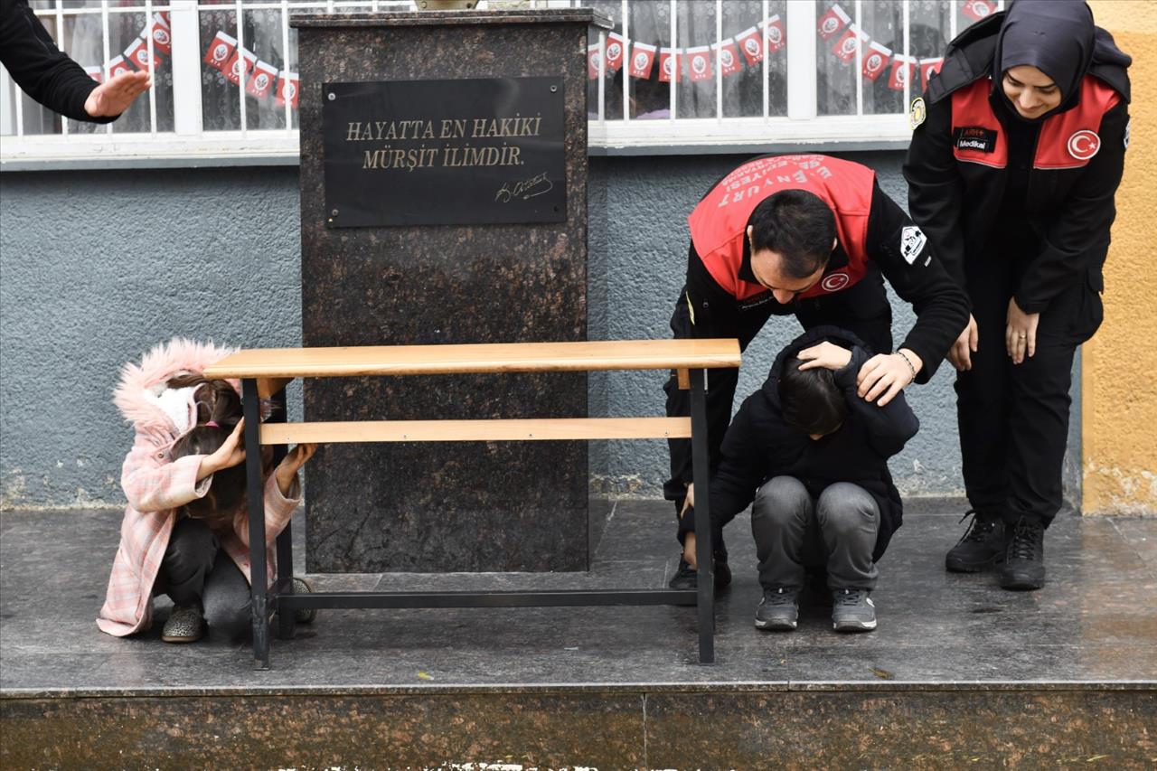 60 Bin Öğrenciye Deprem Bilinci Eğitimi