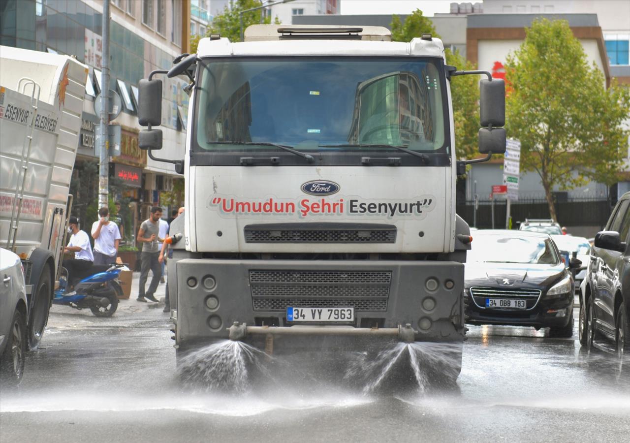 Esenyurt’ta Cadde Ve Sokaklar Yıkanıyor