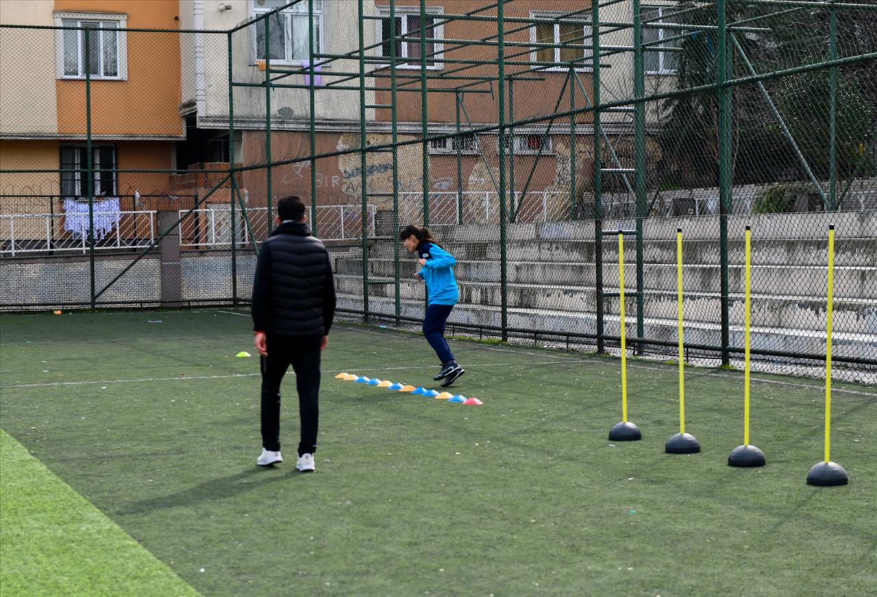 Esenyurt’ta Kız Çocuklarına Özel Futbol Kursu 