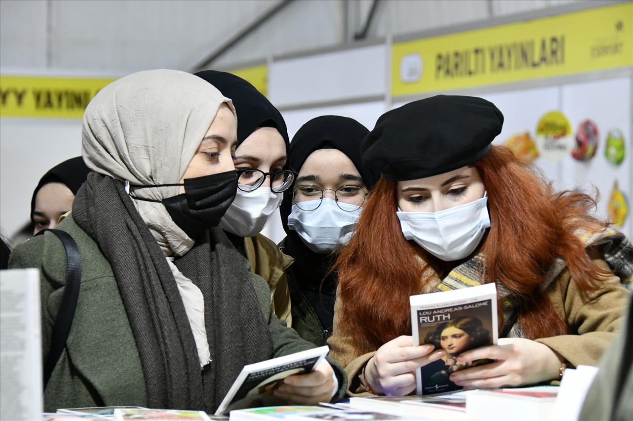 “Gelin Tanış Olalım” Esenyurt’ta Sahnelendi