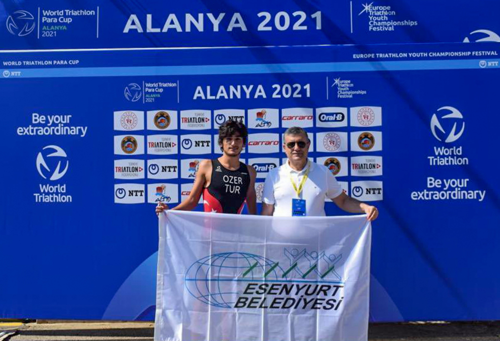 Başkan Bozkurt, Paratriathlon’da Tarihî Başarı Elde Eden Özer’i Tebrik Etti