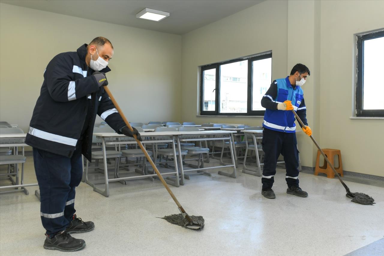 Esenyurt Belediyesi’nden Yeni Açılan Okulun Temizliği 