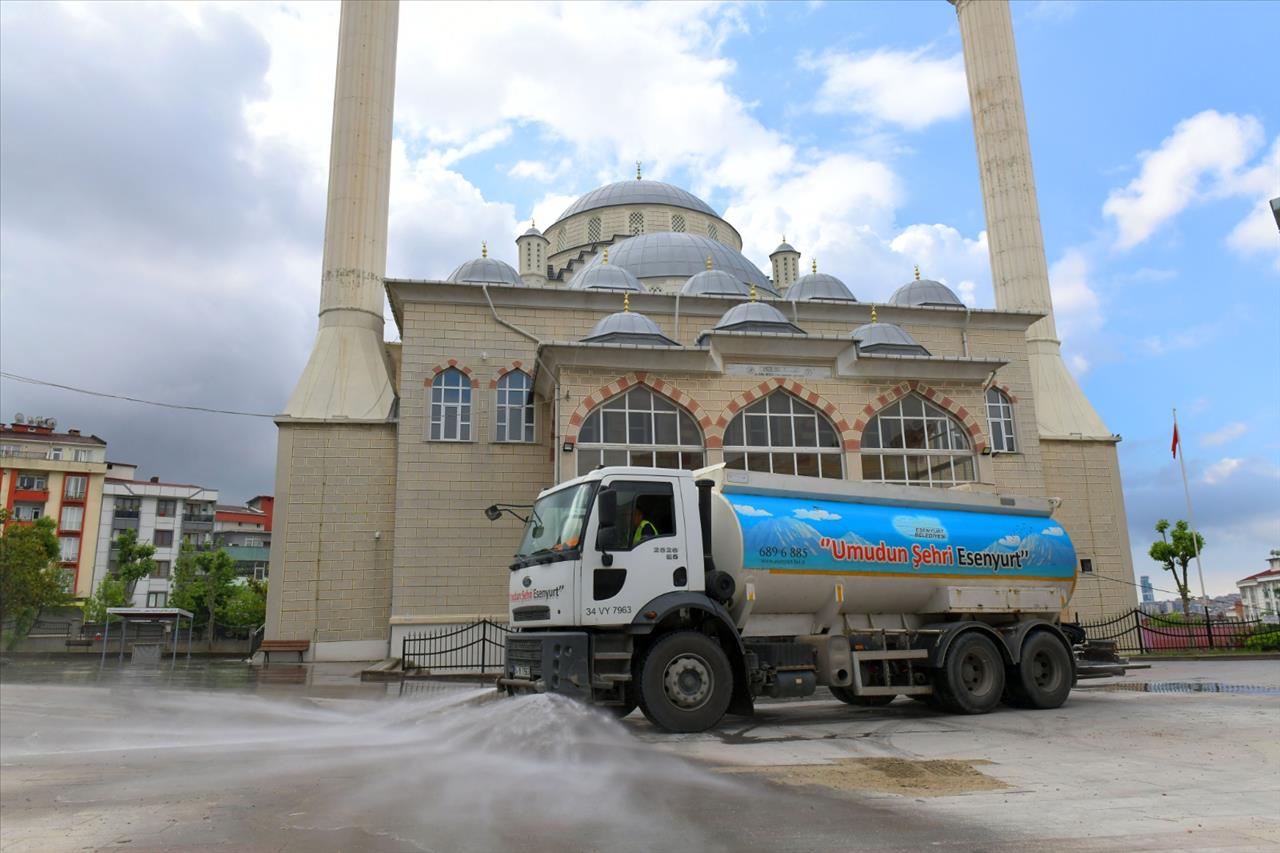 Esenyurt Belediyesi Camileri Dezenfekte Ederek Temizledi