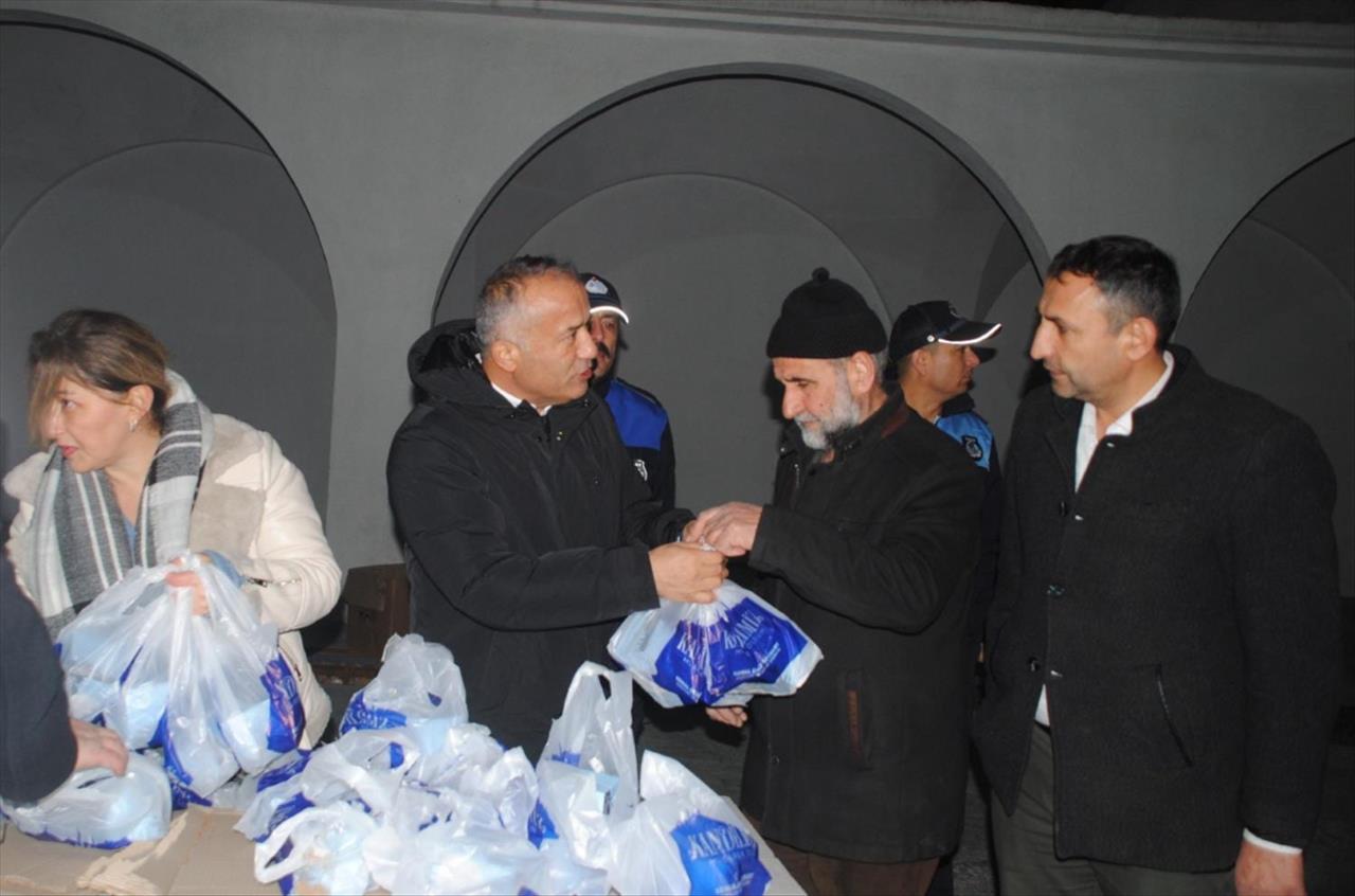 Esenyurt Belediyesi’nden Vatandaşlara Kandil Simidi İkramı