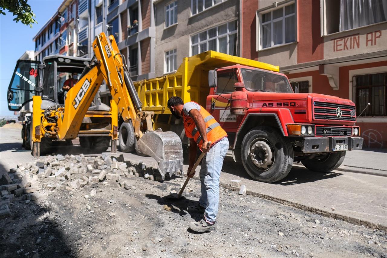 Esenyurt’ta Yol Bakım Çalışmaları Devam Ediyor