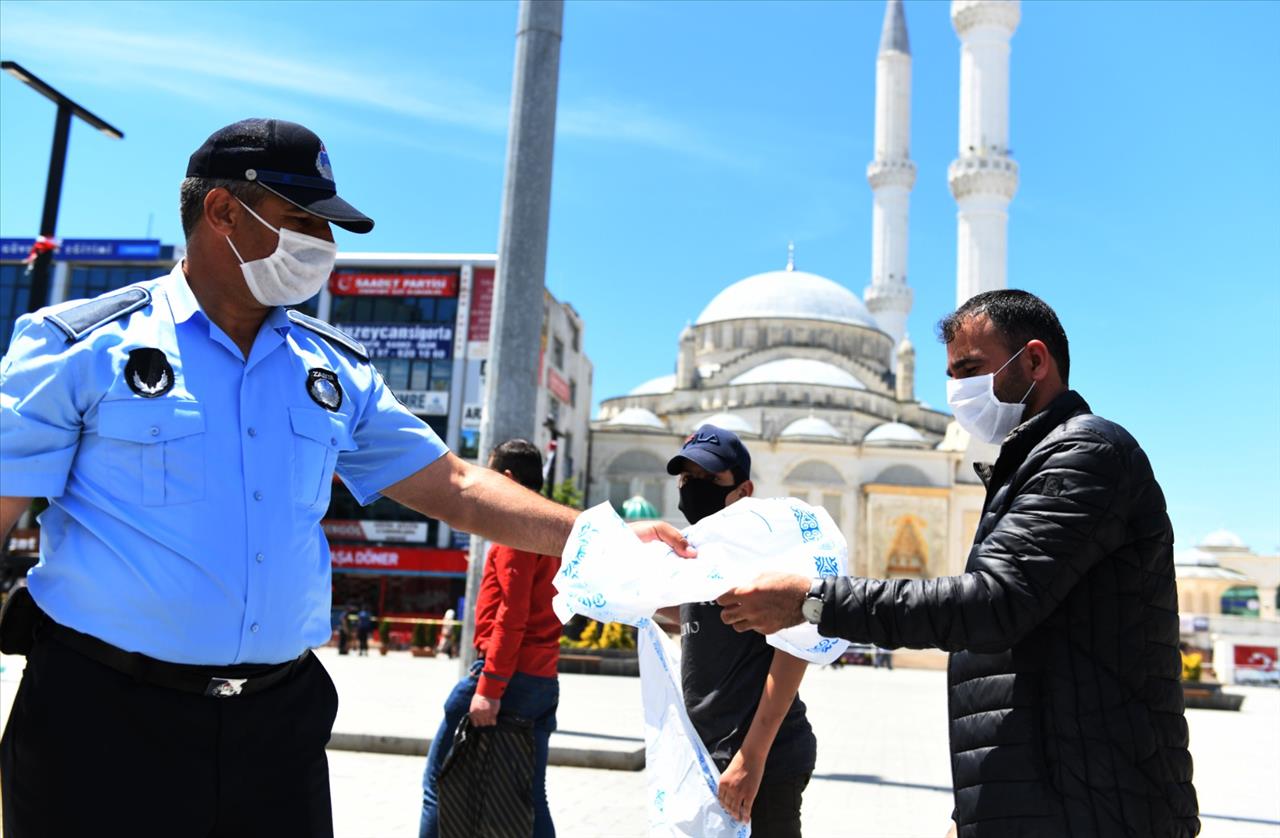 Esenyurt Belediyesi Cuma Namazı Öncesi Tek Kullanımlık Seccade Ve El Dezenfektanı Dağıttı