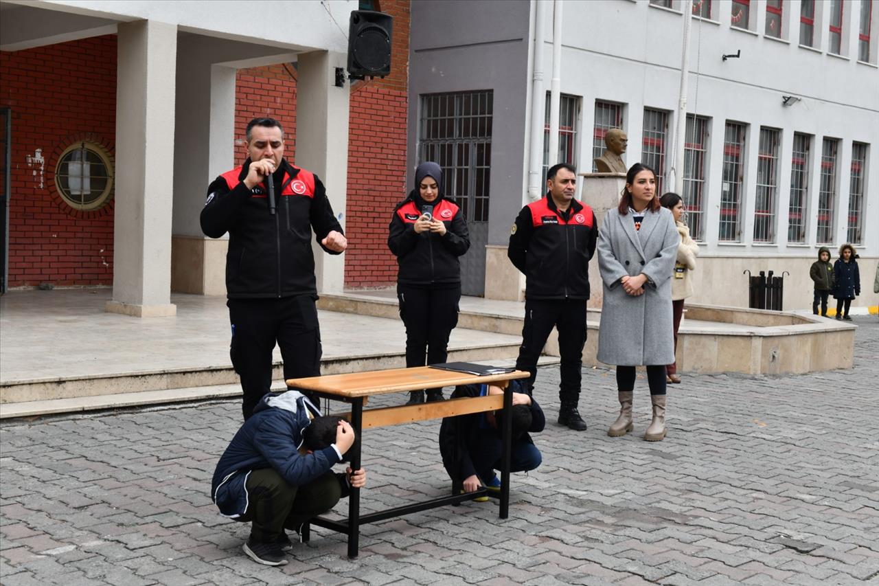 60 Bin Öğrenciye Deprem Bilinci Eğitimi