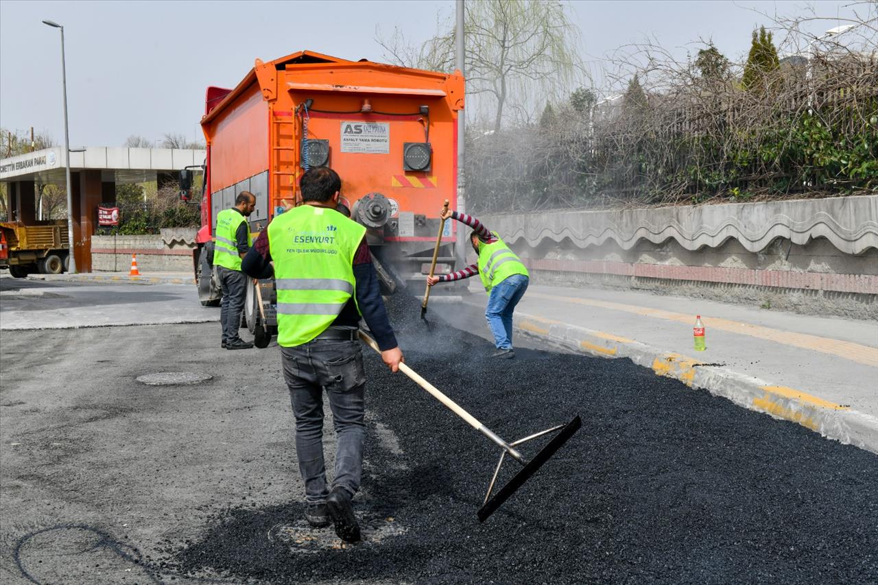 Esenyurt’ta Yollar Yenilenmeye Devam Ediyor