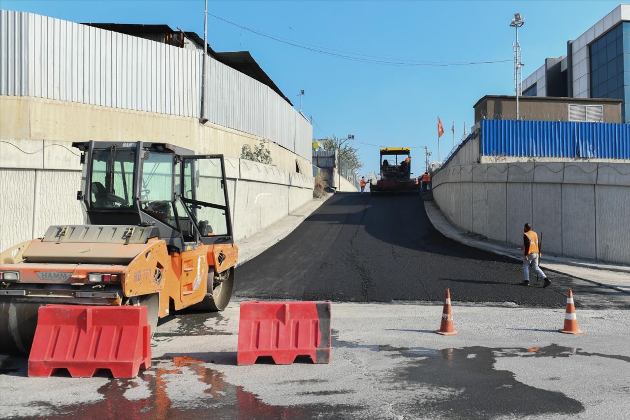 Esenyurt’ta Yollar Yenilenmeye Devam Ediyor