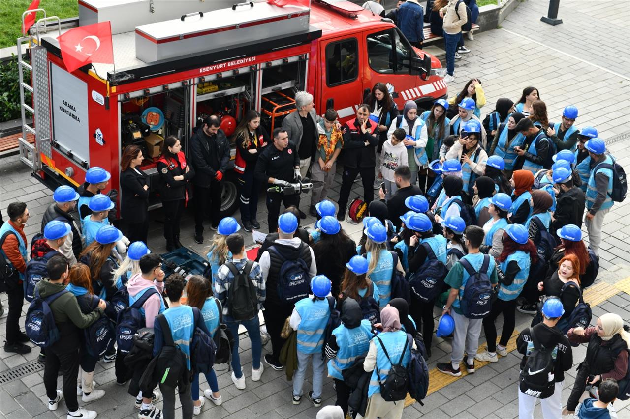  Üniversite Öğrencilerine Afet Bilinci Eğitimi