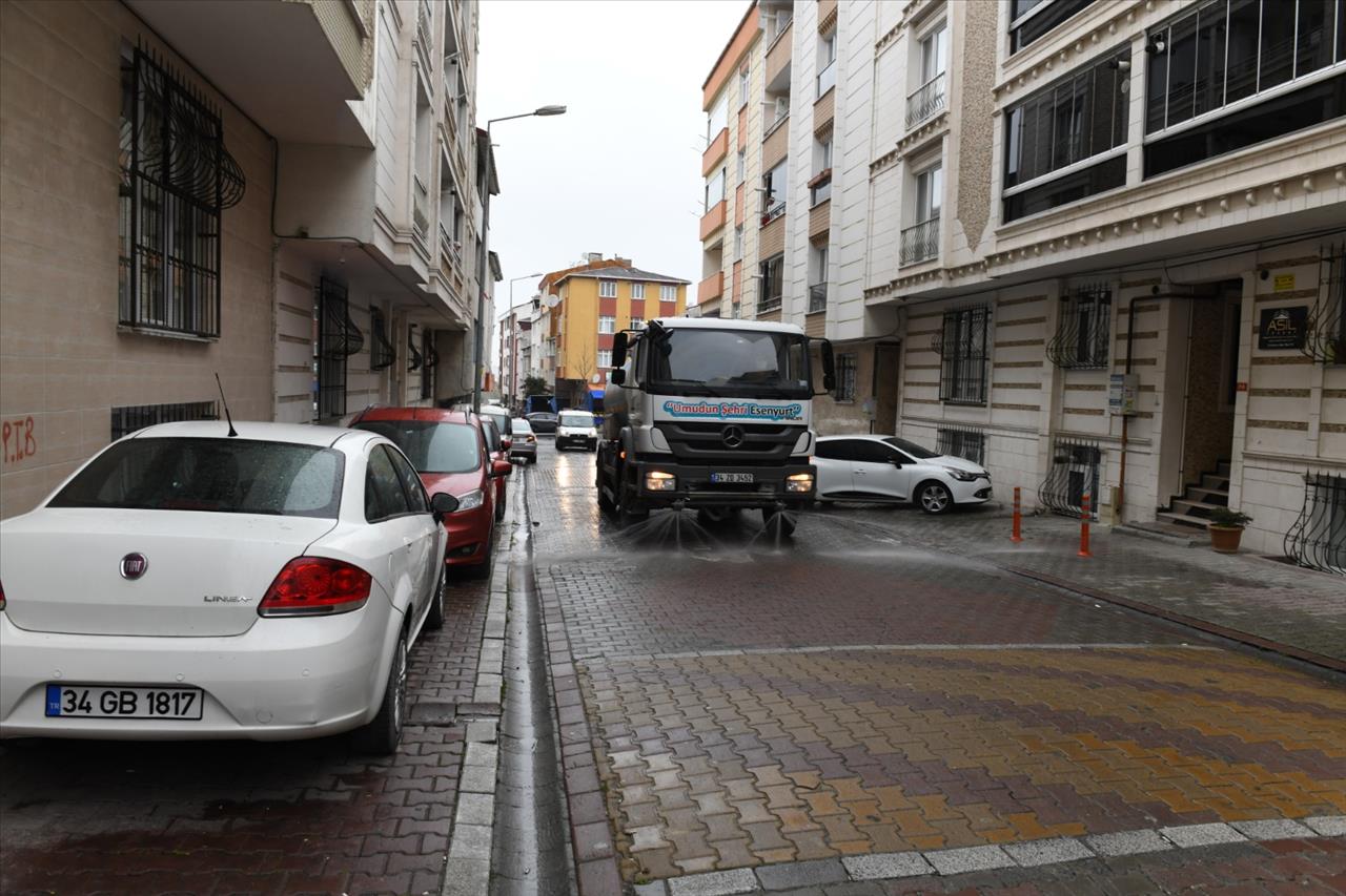 Esenyurt'ta Cadde ve Sokaklar Koronavirüs'e Karşı Yıkanıyor