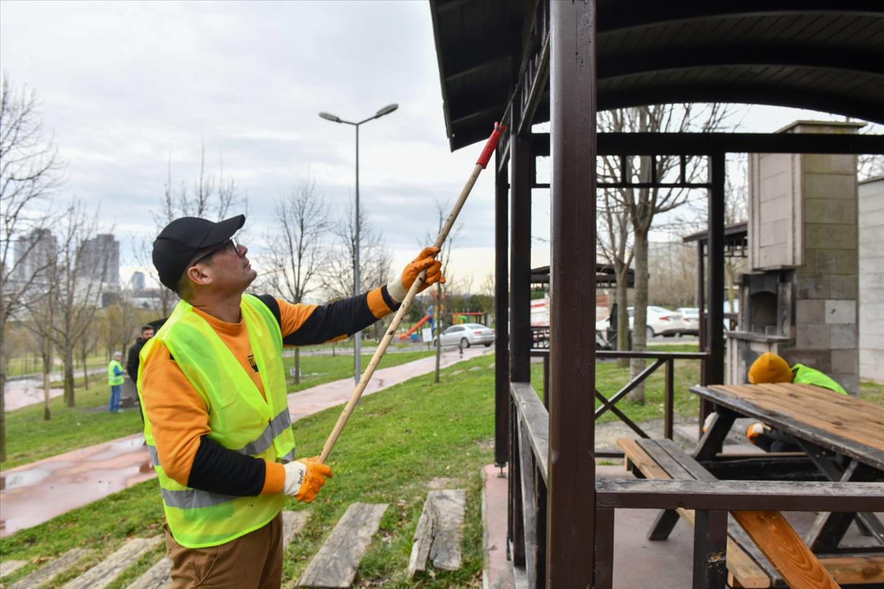 Esenyurt’ta Parklar Bahara Hazırlanıyor