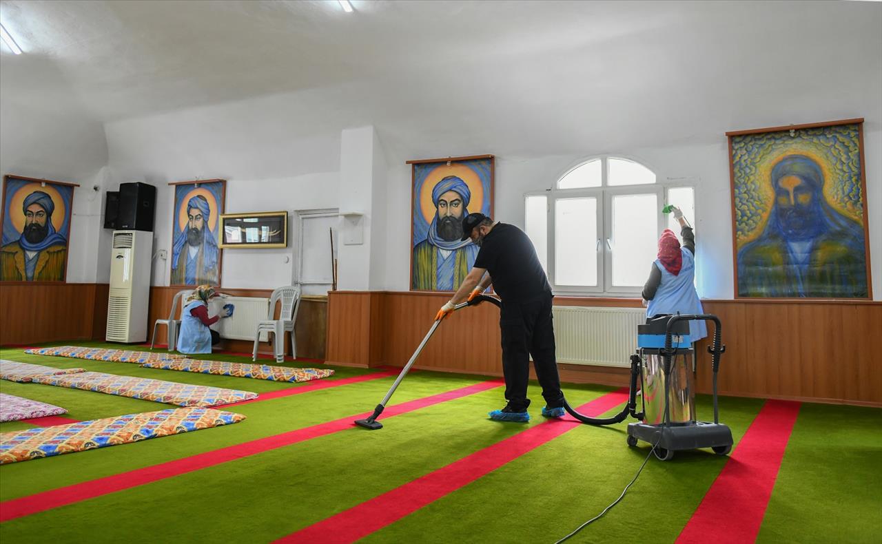 Esenyurt Belediyesi İbadethaneleri Temizlemeye Devam Ediyor