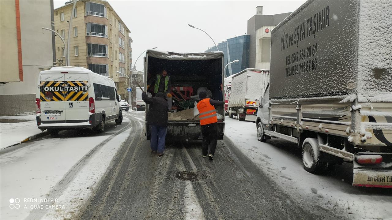 Esenyurt’ta Kar Küreme Ve Tuzlama Çalışmaları Devam Ediyor