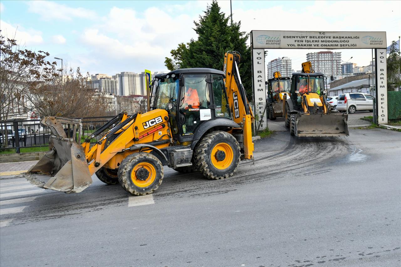 Esenyurt Belediyesi 66 Araç Ve 2 Bin Ton Tuz Stokuyla Kışa Hazır