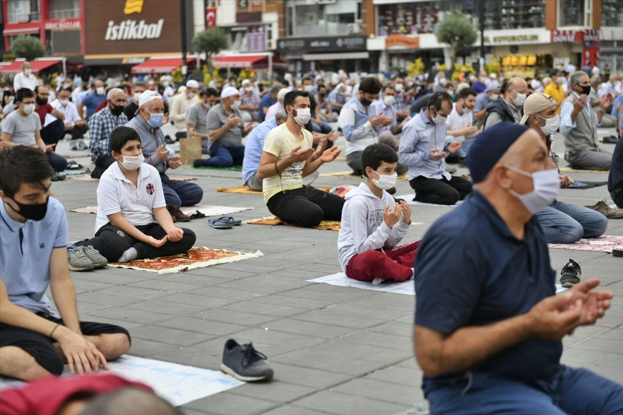 Esenyurt Belediyesi Cuma Namazı Öncesi Tek Kullanımlık Seccade Dağıttı