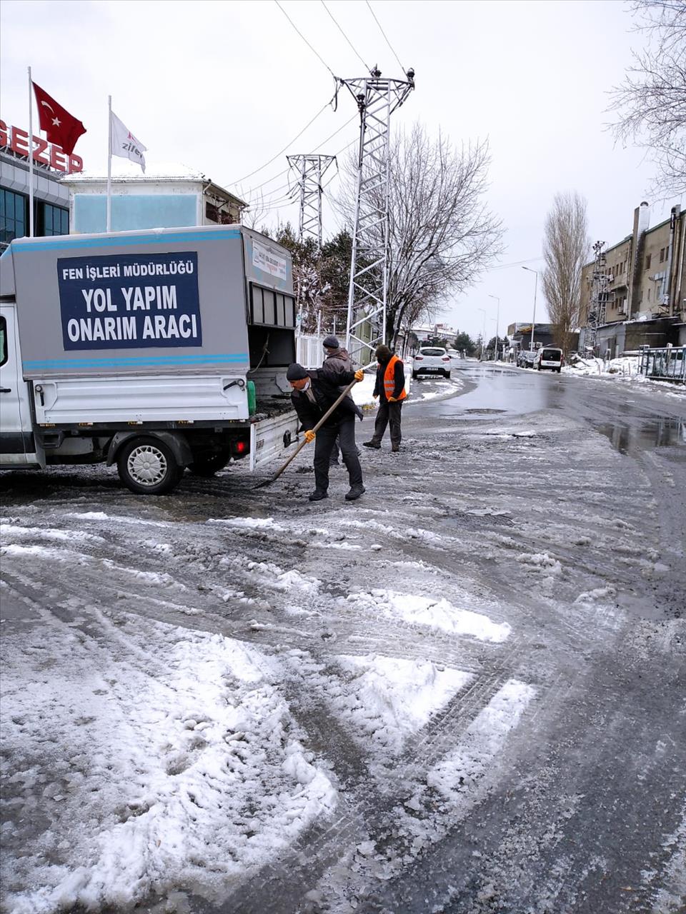 Esenyurt Belediyesi’nin Kar Mesaisi Devam Ediyor