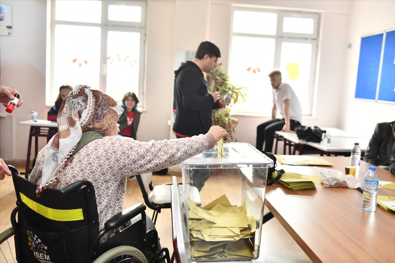 Esenyurt’ta Engelli ve Yaşlılar Sandıklara Taşındı